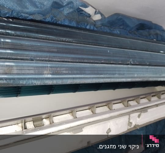 חלק פנימי של מזגן עם צינורות מתכת